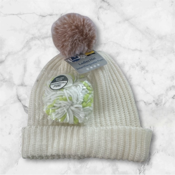 Cozy Cream Knit Women’s Hat with Pom Pom & Interchangeable NWT - Picture 1 of 2